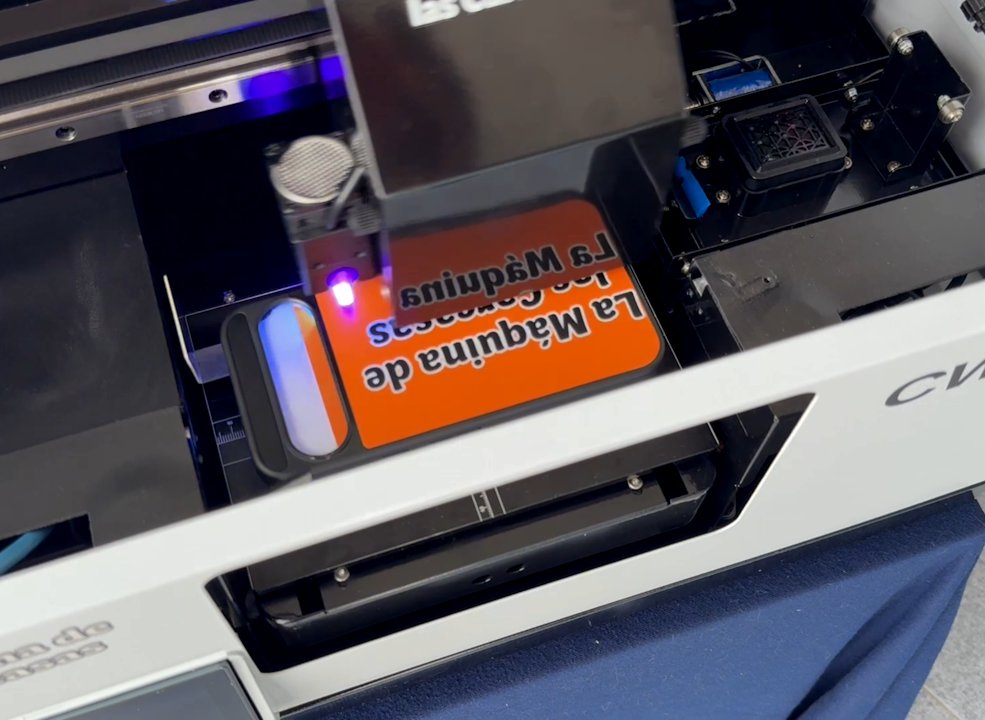 La Cawow Desk imprimiendo una funda